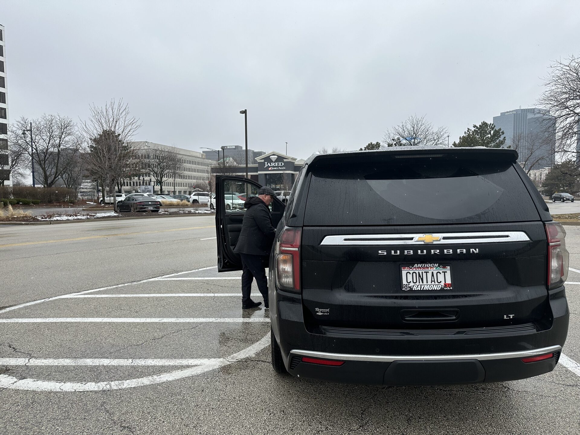 Contact Limo chauffeur at Chicago Executive Airport PWK door service for private jet passengers