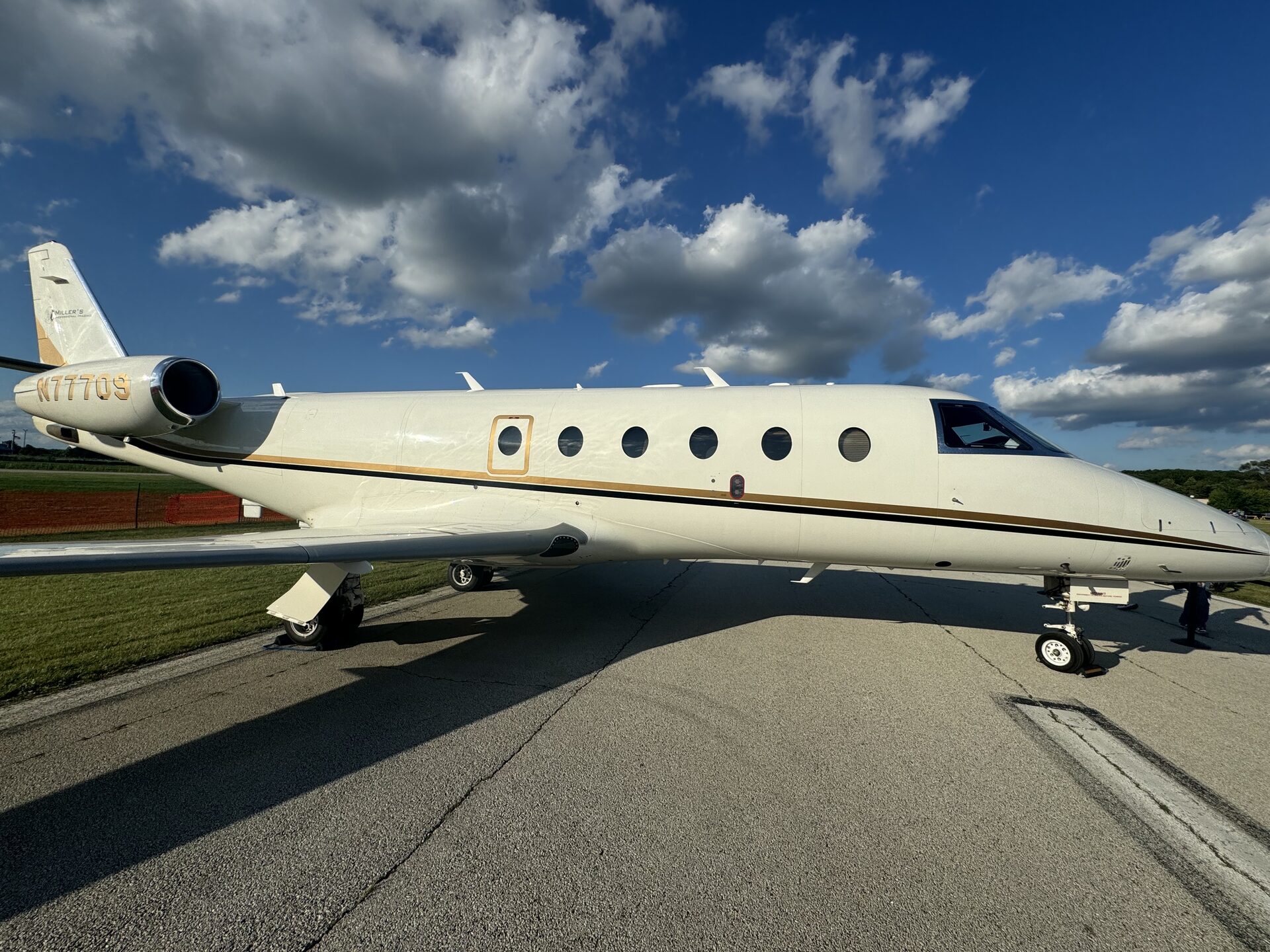 Private jet charter aircraft at Kenosha Regional Airport ENW — Contact Limo FBO car service staged at the ramp