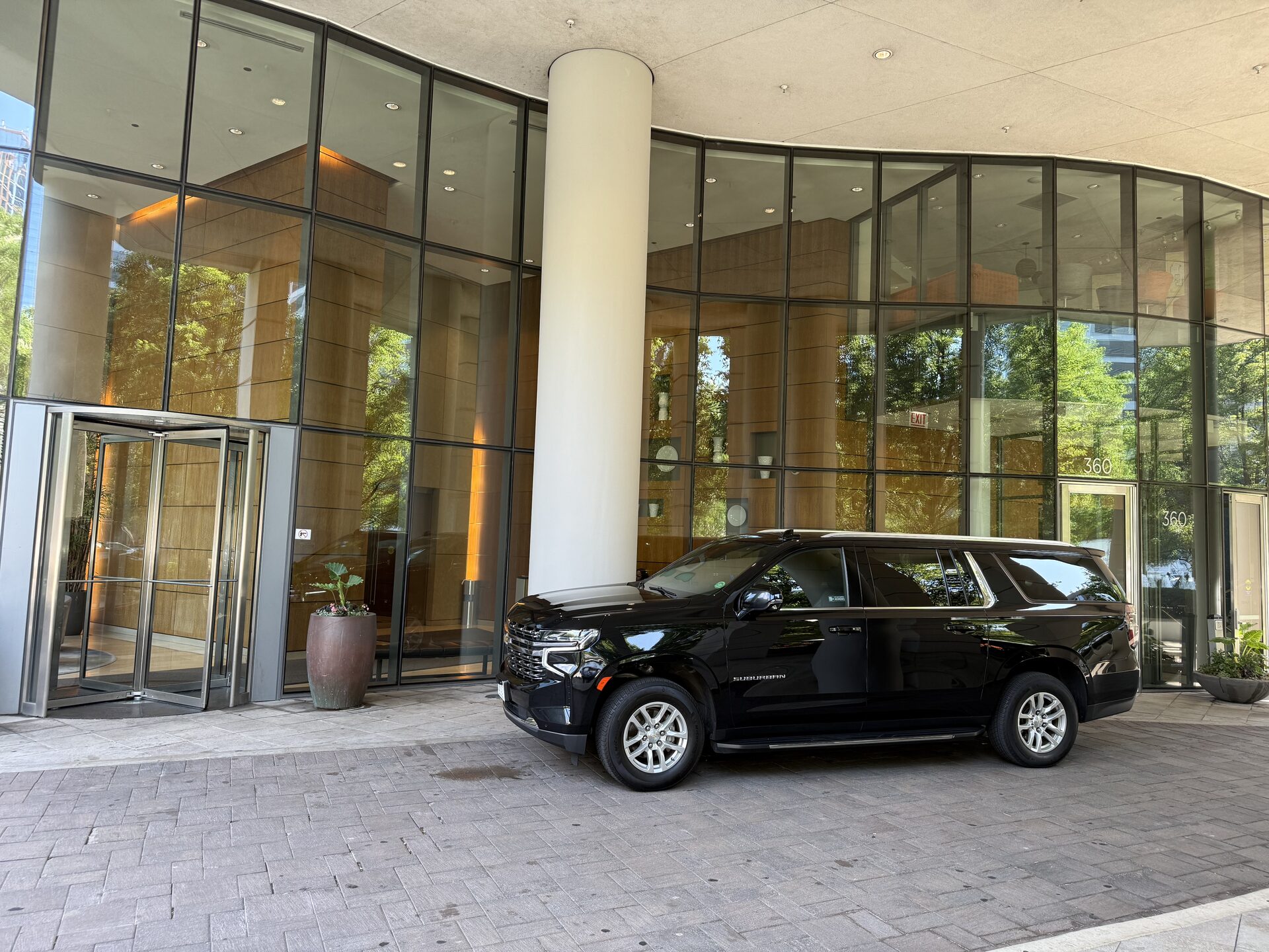 Contact Limo SUV at downtown Chicago hotel entrance limo service from Kenosha